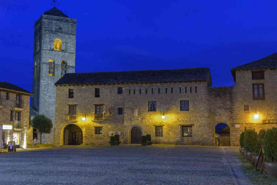 Huesca - Ainsa 39 - plaza Mayor - Ayuntamiento.jpg